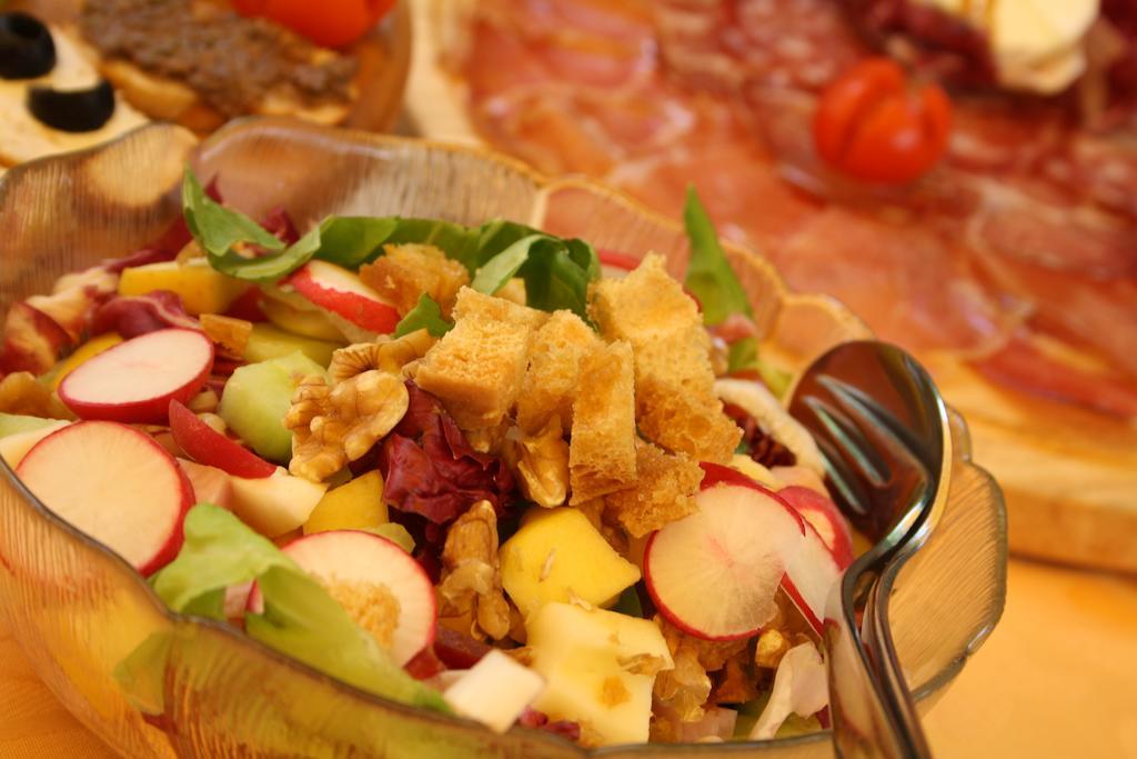 Hotel Ristorante Il Pino تشيوسي المظهر الخارجي الصورة